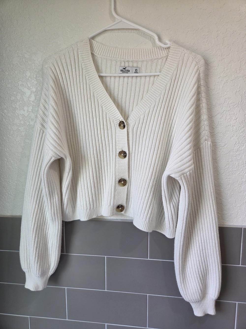Hollister Cream Ribbed V-Neck Cropped Cardigan with Tortoise Buttons
